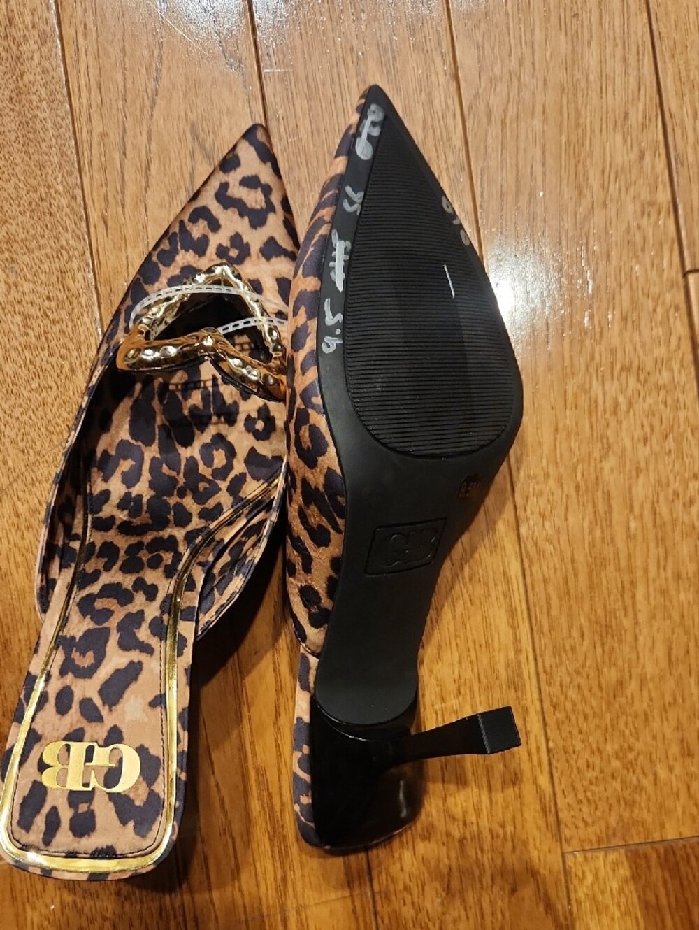 Gianni Bini Leopard Print Pointed Toe Mules with Gold Heart Accent Size 9.5 - Picture 6 of 6